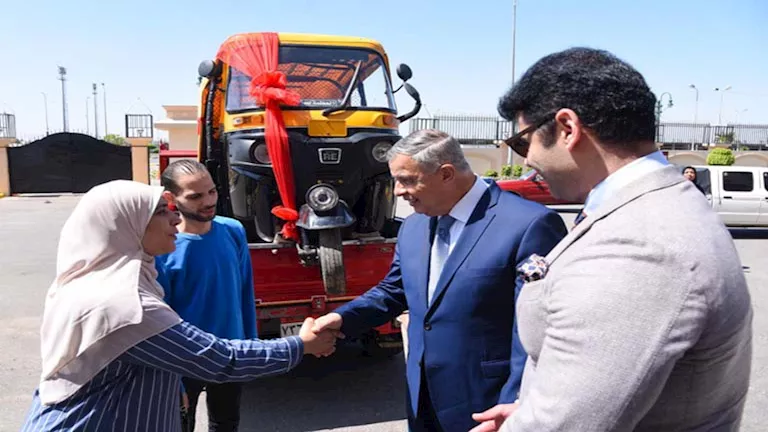 محافظ الإسكندرية يقدّم “توك توك” جديداً لسيدة تأثرت بالعاصفة
