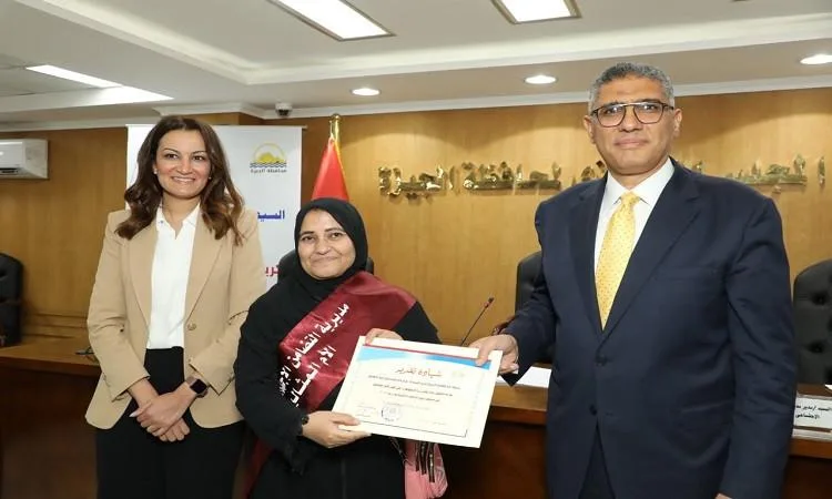 محافظ الجيزة يمنح تكريمًا لعدد من الأمهات المتميزات في المحافظة محافظ الجيزة يمنح تكريمًا لعدد من الأمهات المتميزات في المحافظة
