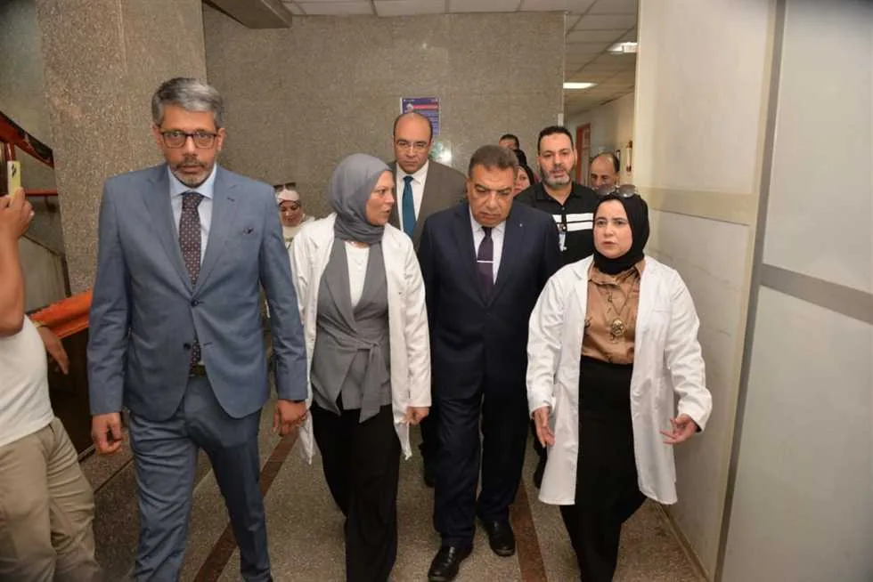 محافظ الدقهلية يزور مستشفى التأمين الصحي ويهنئ المرضى والكوادر الطبية بمناسبة عيد الأضحى