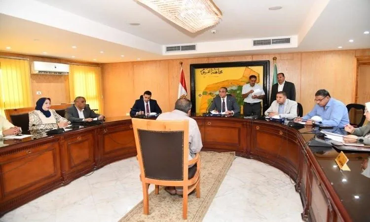 محافظ الفيوم يجتمع بالمواطنين للاستماع إلى شكاواهم وتلبية احتياجاتهم. محافظ الفيوم يجتمع بالمواطنين للاستماع إلى شكاواهم وتلبية احتياجاتهم.
