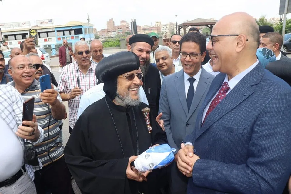 محافظ القليوبية ورئيس جامعة بنها يزوران نقاط بيع “خير مزارعنا لأهالينا” بمناسبة عيد الأضحى محافظ القليوبية ورئيس جامعة بنها يزوران نقاط بيع “خير مزارعنا لأهالينا” بمناسبة عيد الأضحى