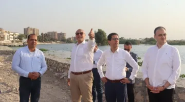 محافظ القليوبية ورئيس جامعة بنها يستكشفان ممشى أهل مصر المرحلة (د) لدراسة التعاون في إنشاء جدارية تعكس تاريخ وأعلام المحافظة.