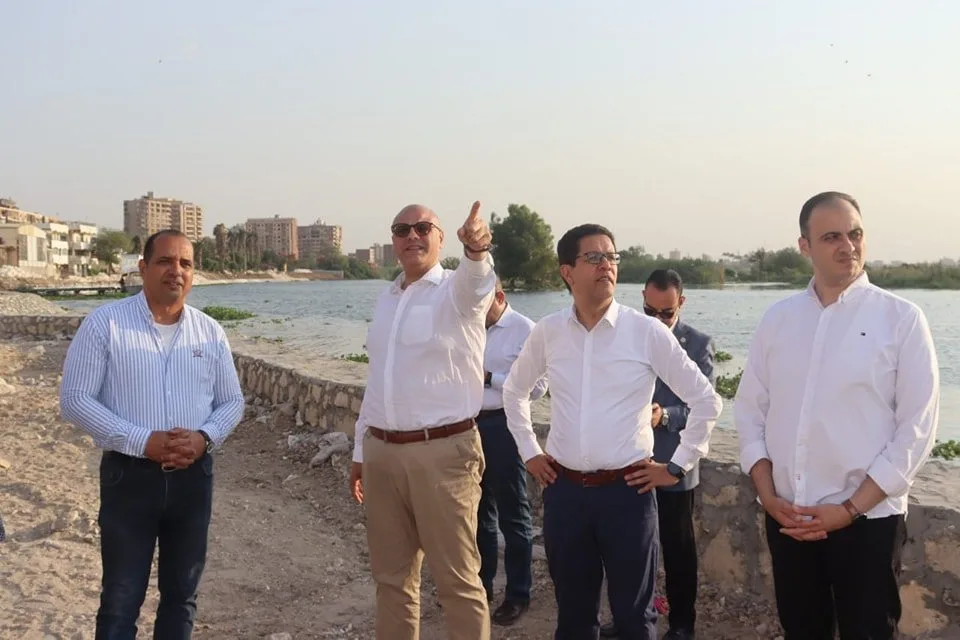 محافظ القليوبية ورئيس جامعة بنها يستكشفان ممشى أهل مصر المرحلة (د) لدراسة التعاون في إنشاء جدارية تعكس تاريخ وأعلام المحافظة. محافظ القليوبية ورئيس جامعة بنها يستكشفان ممشى أهل مصر المرحلة (د) لدراسة التعاون في إنشاء جدارية تعكس تاريخ وأعلام المحافظة.