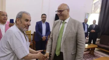 محافظ القليوبية يبارك للمسنين ويهديهم الورود بمناسبة عيد الأضحى