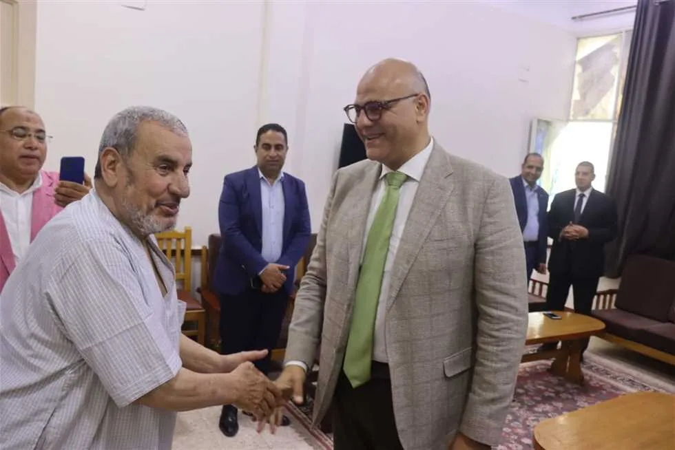 محافظ القليوبية يبارك للمسنين ويهديهم الورود بمناسبة عيد الأضحى محافظ القليوبية يبارك للمسنين ويهديهم الورود بمناسبة عيد الأضحى