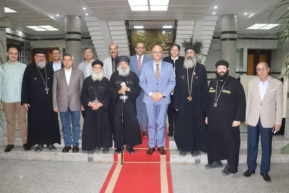 محافظ القليوبية يستقبل الأنبا مكسيموس مطران بنها وقويسنا لمناسبة عيد الأضحى المبارك محافظ القليوبية يستقبل الأنبا مكسيموس مطران بنها وقويسنا لمناسبة عيد الأضحى المبارك