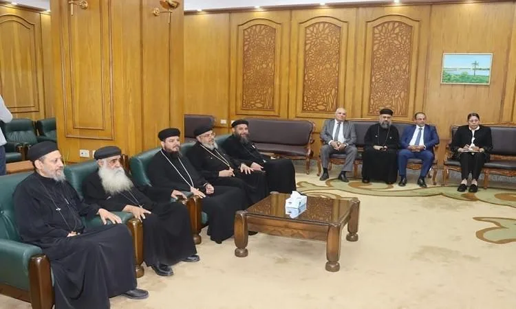 محافظ القليوبية يستقبل وفدًا كنسيًا لتهنئته بعيد الأضحى المبارك. محافظ القليوبية يستقبل وفدًا كنسيًا لتهنئته بعيد الأضحى المبارك.