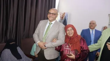 محافظ القليوبية يهنئ المسنين بالعيد ويقدم لهم الهدايا والورود في يومه الأول
