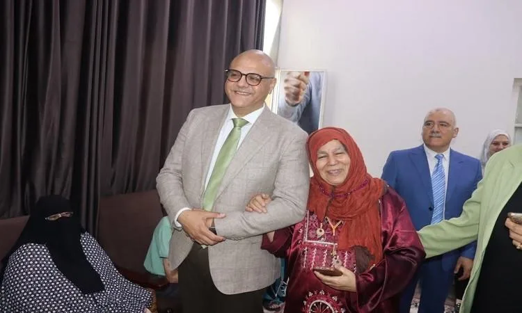 محافظ القليوبية يهنئ المسنين بالعيد ويقدم لهم الهدايا والورود في يومه الأول محافظ القليوبية يهنئ المسنين بالعيد ويقدم لهم الهدايا والورود في يومه الأول