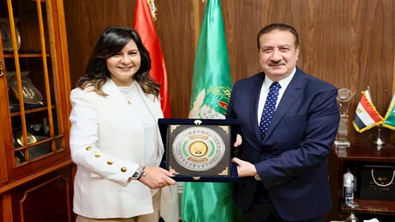 محافظ المنوفية يستقبل السفيرة نبيلة مكرم لإطلاق حملة “يد واحدة”