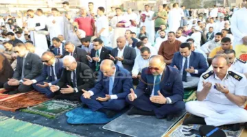 محافظ المنيا يشارك في صلاة العيد على كورنيش النيل (صور)
