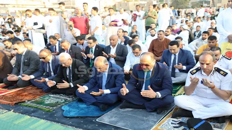محافظ المنيا يشارك في صلاة العيد على كورنيش النيل (صور) محافظ المنيا يشارك في صلاة العيد على كورنيش النيل (صور)