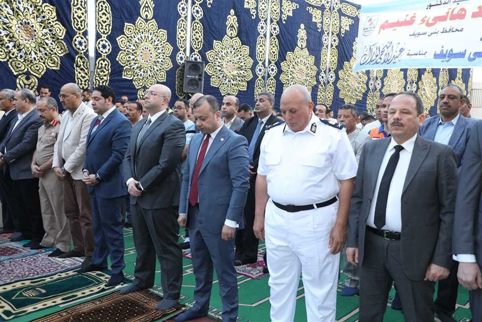 محافظ بني سويف يقيم صلاة عيد الأضحى في ساحة مسجد عمر بن عبد العزيز محافظ بني سويف يقيم صلاة عيد الأضحى في ساحة مسجد عمر بن عبد العزيز