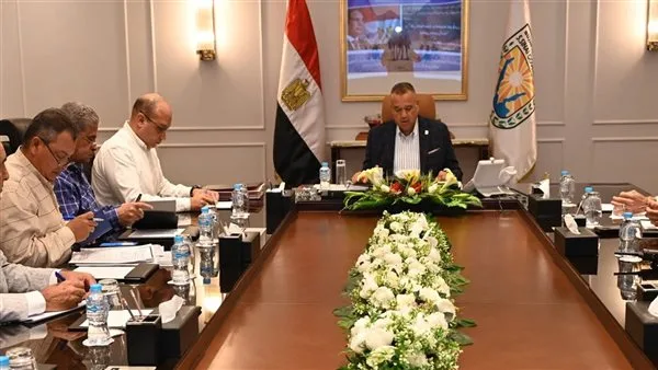 محافظ جنوب سيناء يجتمع برؤساء المدن لمناقشة تعزيز الخدمات وتحسين جودة الحياة
