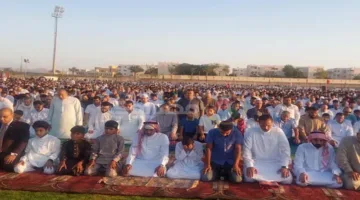 محافظ جنوب سيناء يشارك في صلاة العيد بشرم الشيخ ويقدم هدايا للأطفال
