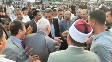 محافظ دمياط يقدم قسائم شراء مسبقة الدفع كعيدية من الرئيس للأطفال