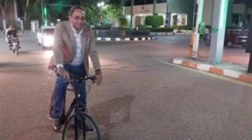 محافظ قنا يعود إلى مكان إقامته على دراجة دون موكب أو حراسة في مشهد غير عادي