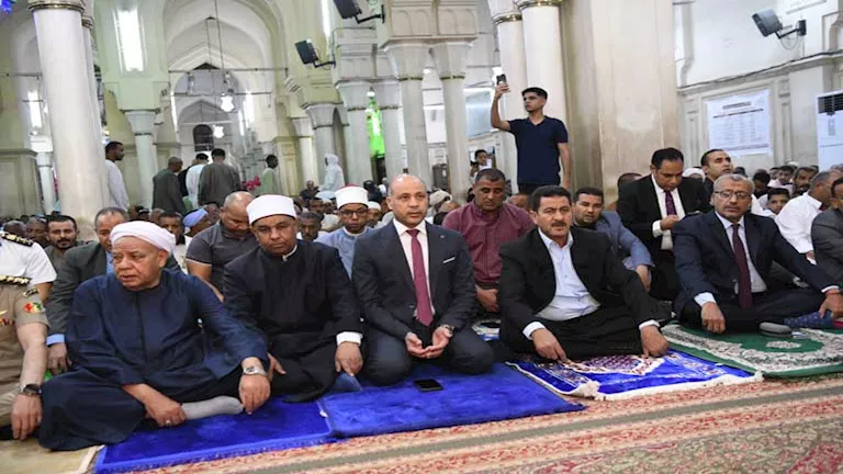 محافظ قنا يؤدي صلاة العيد ويطالب بتعزيز الرقابة والخدمات (صور)