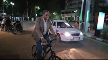 محافظ قنا يتحدث عن ركوبه الدراجة ليلاً دون حراسة