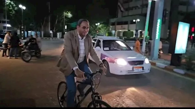 محافظ قنا يتحدث عن ركوبه الدراجة ليلاً دون حراسة محافظ قنا يتحدث عن ركوبه الدراجة ليلاً دون حراسة