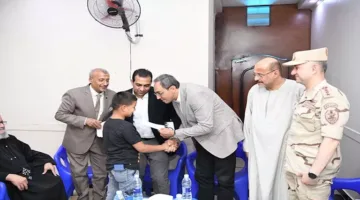 محافظ قنا يتفقد دور الأيتام لتهنئة الأطفال بمناسبة عيد الأضحى