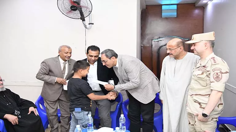 محافظ قنا يتفقد دور الأيتام لتهنئة الأطفال بمناسبة عيد الأضحى