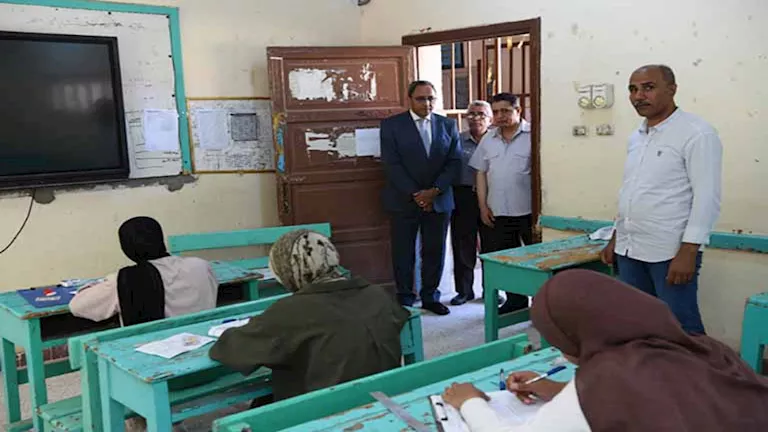 محافظ قنا يقوم بجولة في لجان امتحانات الثانوية العامة – صور محافظ قنا يقوم بجولة في لجان امتحانات الثانوية العامة – صور