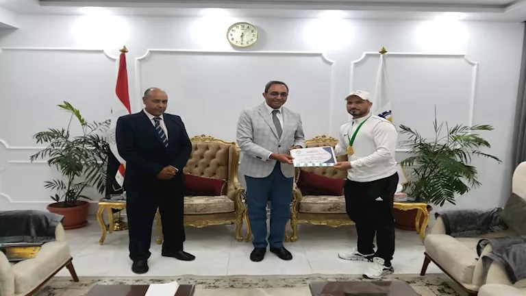 محافظ قنا يكرّم بطل العالم في الووشو كونغ فو تقديراً لإنجازاته العالمية محافظ قنا يكرّم بطل العالم في الووشو كونغ فو تقديراً لإنجازاته العالمية