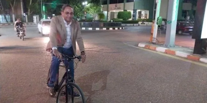محافظ قنا يعود إلى مكان إقامته على دراجة دون موكب أو حراسة في مشهد غير عادي محافظ قنا يعود إلى مكان إقامته على دراجة دون موكب أو حراسة في مشهد غير عادي