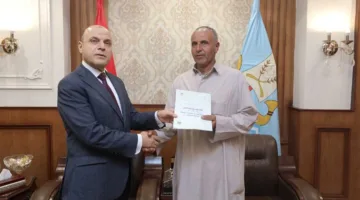 محافظ كفر الشيخ يوزع 15 عقدًا لتقنين أراضي الدولة على المواطنين المستفيدين.