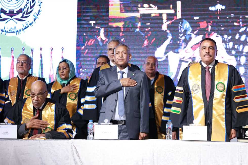 محافظ مطروح وسفير السودان يكرمان خريجي جامعة الأحفاد والأكاديمية العربية في العلمين