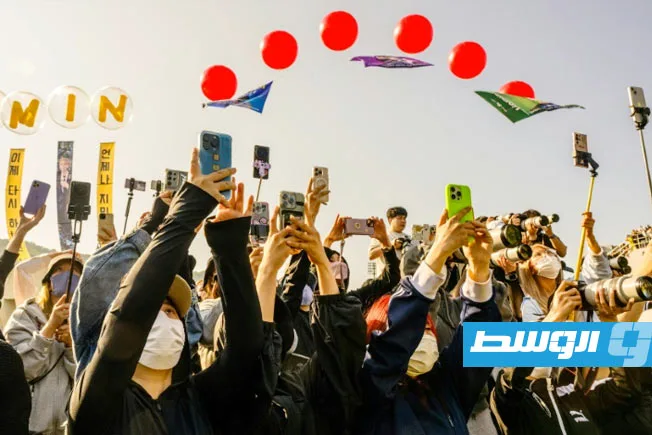 محبو «بي تي إس» يحتفلون في سيول بعودة الفرقة وقرب لم الشمل الشامل محبو «بي تي إس» يحتفلون في سيول بعودة الفرقة وقرب لم الشمل الشامل