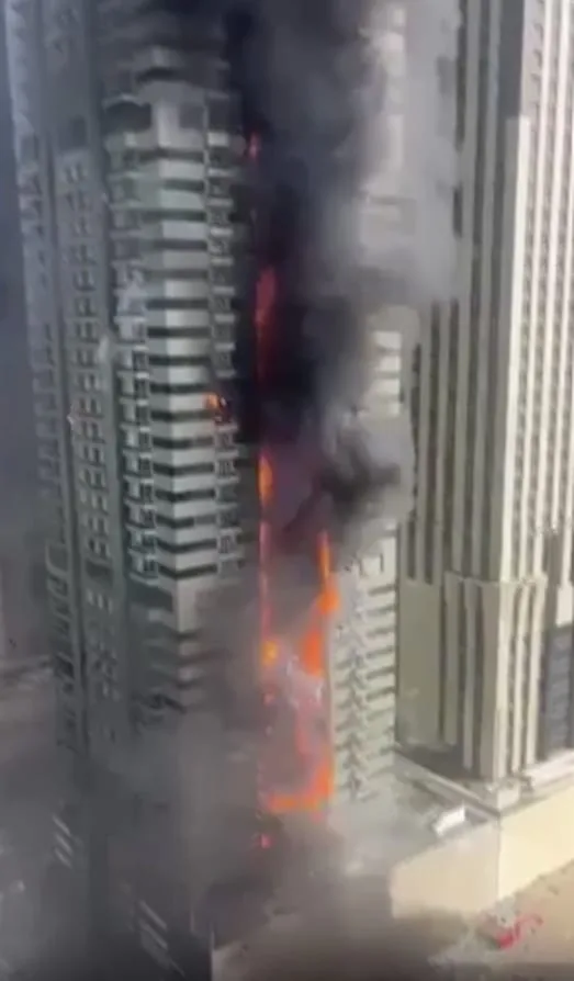 محتوى سكني لـ 4 آلاف فرد.. إخماد حريق في برج سكني بـ”مارينا دبي”.. فيديو محتوى سكني لـ 4 آلاف فرد.. إخماد حريق في برج سكني بـ”مارينا دبي”.. فيديو