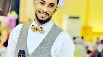 شاهد الفيديو: رجل سوداني في السبعين يتراقص مع الفنان محمد بشير برباط “الشال” حول وسطه على أنغام الموسيقى الإثيوبية، والجمهور يتفاعل: (الفرح والبهجة لا تعرفان العمر).