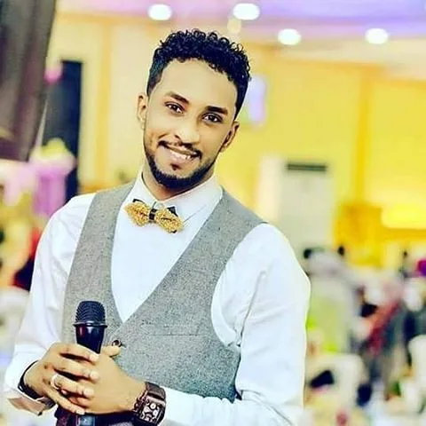 شاهد الفيديو: رجل سوداني في السبعين يتراقص مع الفنان محمد بشير برباط “الشال” حول وسطه على أنغام الموسيقى الإثيوبية، والجمهور يتفاعل: (الفرح والبهجة لا تعرفان العمر). شاهد الفيديو: رجل سوداني في السبعين يتراقص مع الفنان محمد بشير برباط “الشال” حول وسطه على أنغام الموسيقى الإثيوبية، والجمهور يتفاعل: (الفرح والبهجة لا تعرفان العمر).