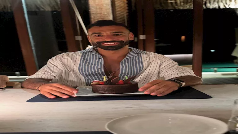 محمد صلاح يحتفل بذكرى ميلاده الثالث والثلاثين مع “كيك صغير” محمد صلاح يحتفل بذكرى ميلاده الثالث والثلاثين مع “كيك صغير”