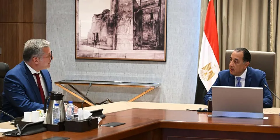 مدبولي: الحكومة تواصل دعم صناعة البترول وتوفير تسهيلات ومحفزات لجذب الاستثمارات. مدبولي: الحكومة تواصل دعم صناعة البترول وتوفير تسهيلات ومحفزات لجذب الاستثمارات.