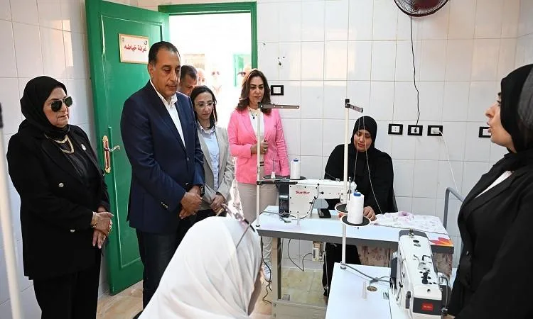 مدبولي يزور ورشة للمنتجات اليدوية في البحيرة ويأمر بعرض إنتاجها في المحافظات مدبولي يزور ورشة للمنتجات اليدوية في البحيرة ويأمر بعرض إنتاجها في المحافظات