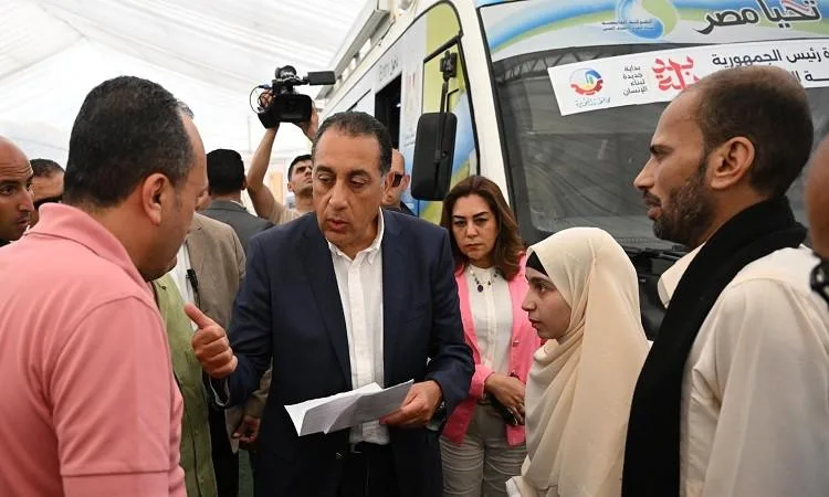 مدبولي يلبي طلب والد فتاة تعاني من العمى ويقوم بنقلها فوراً إلى معهد ناصر مدبولي يلبي طلب والد فتاة تعاني من العمى ويقوم بنقلها فوراً إلى معهد ناصر