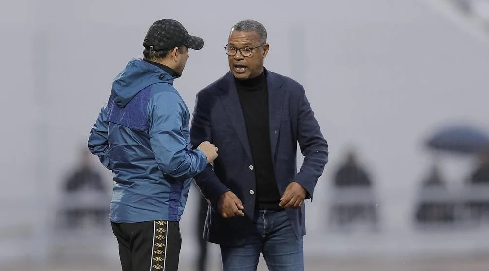 مدرب الرجاء يطالب بصفقتين مُحورتين.. وبيرواين يؤجل القرار النهائي مدرب الرجاء يطالب بصفقتين مُحورتين.. وبيرواين يؤجل القرار النهائي