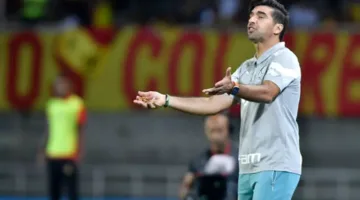 مدرب بالميراس يعبّر عن غضبه بعد مشادة مع مصور وصحفي قبيل كأس العالم للأندية
