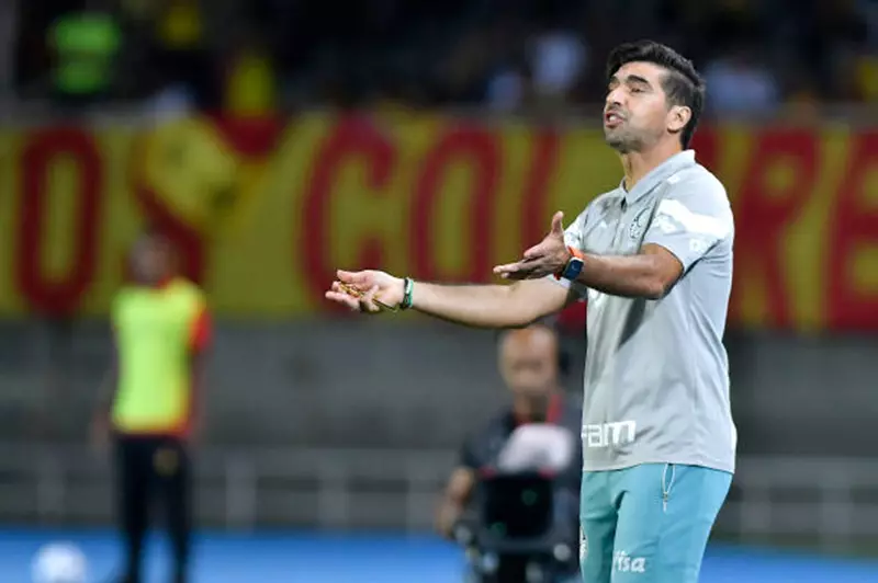 مدرب بالميراس يعبّر عن غضبه بعد مشادة مع مصور وصحفي قبيل كأس العالم للأندية