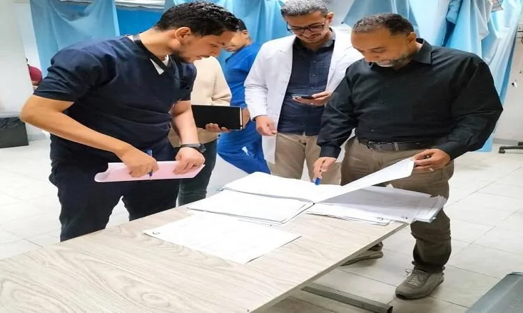 مدير المستشفيات يراقب سير العمل في مستشفى الغردقة العام تحضيراً للاحتفال بالعيد مدير المستشفيات يراقب سير العمل في مستشفى الغردقة العام تحضيراً للاحتفال بالعيد