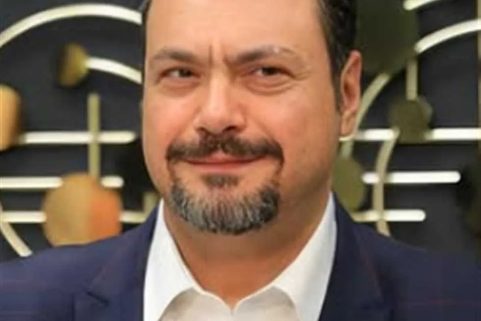 مراد مكرم يتحدث بفكاهة عن الظروف والنقاشات في مجال الرياضة: أصبح الأمر كأنه لعبة أطفال مراد مكرم يتحدث بفكاهة عن الظروف والنقاشات في مجال الرياضة: أصبح الأمر كأنه لعبة أطفال