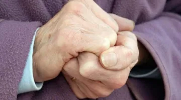 مرض غير مرئي: اكتشف الأسباب المحتملة لبرودة اليدين دون علمك
