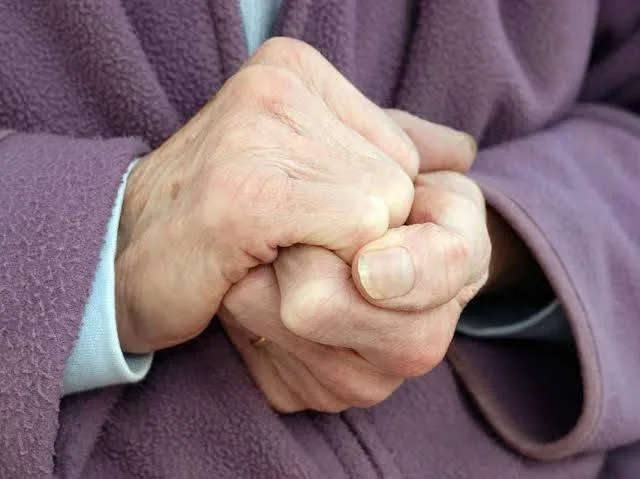 مرض غير مرئي: اكتشف الأسباب المحتملة لبرودة اليدين دون علمك مرض غير مرئي: اكتشف الأسباب المحتملة لبرودة اليدين دون علمك