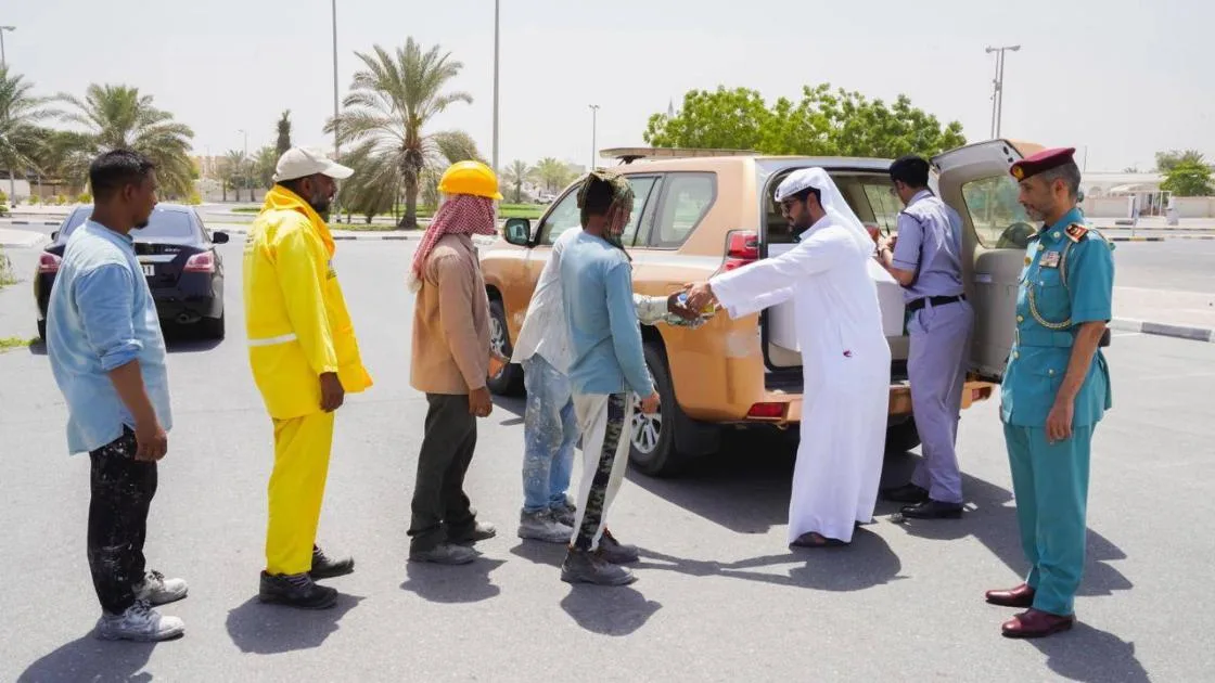مركز شرطة مشيرف يقدم المشروبات الباردة للعمال مركز شرطة مشيرف يقدم المشروبات الباردة للعمال