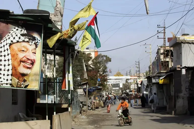 مسؤول فلسطيني يُعلن عن تأخير عملية جمع الأسلحة من مخيمات اللاجئين في لبنان