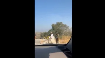 مستوطن يحاصر مدخل بلدة في سلفيت تحت حماية قوات الاحتلال