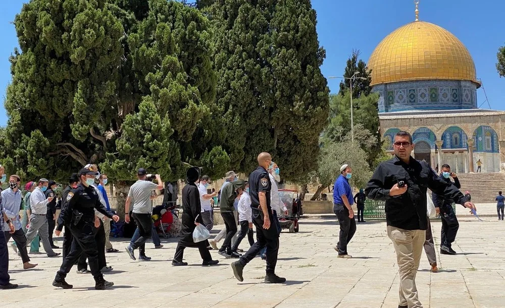 مستوطنون يدخلون المسجد الأقصى بمؤازرة من قوات الاحتلال مستوطنون يدخلون المسجد الأقصى بمؤازرة من قوات الاحتلال